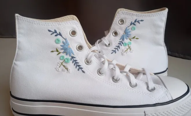 Broderie à la main sur des chaussures à Beaurainville, Pas-de-Calais, FASHION Création