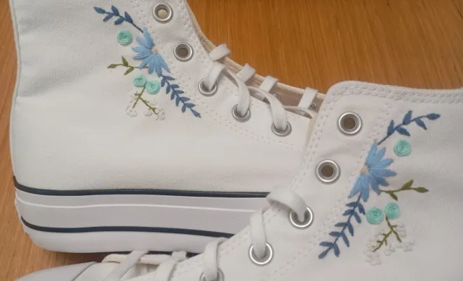 Broderie à la main sur des chaussures à Beaurainville, Pas-de-Calais, FASHION Création