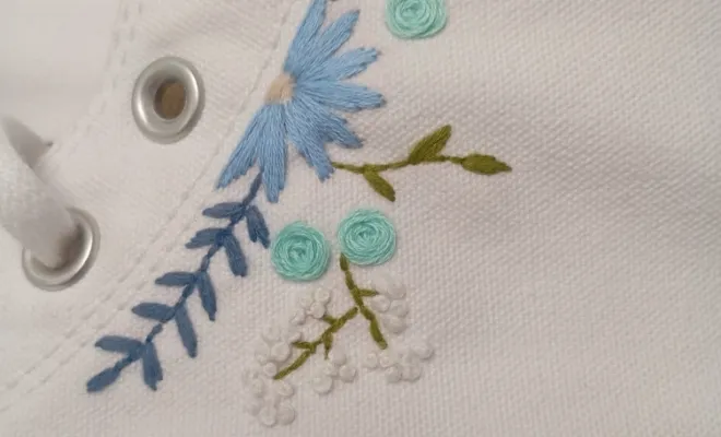 Broderie à la main sur des chaussures à Beaurainville, Pas-de-Calais, FASHION Création